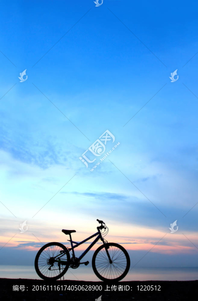 海灘上的自行車剪影