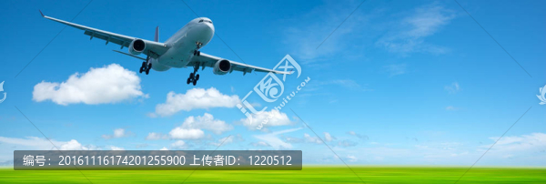 天空中的噴氣飛機(jī)。高分辨率全景合成。