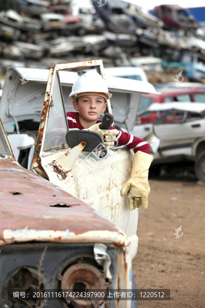 在傾倒汽車的男孩