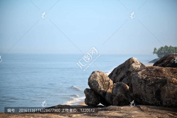 巖石的海灘