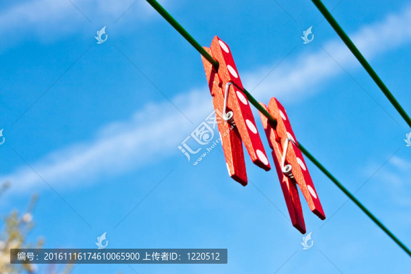兩個紅色衣夾對明亮的藍色天空