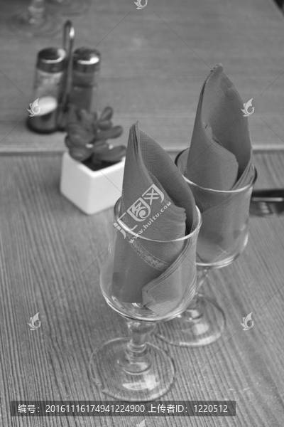 法國餐廳準備的桌子和玻璃杯