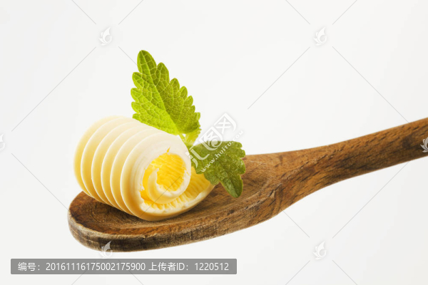 一個(gè)木制勺子上的黃油