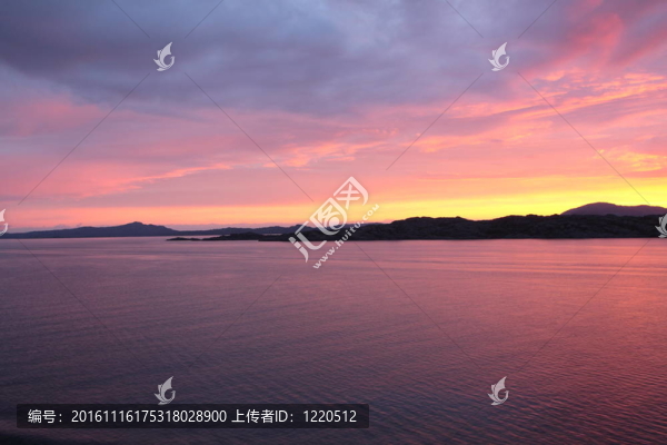 從挪威海岸的一艘船上看日落