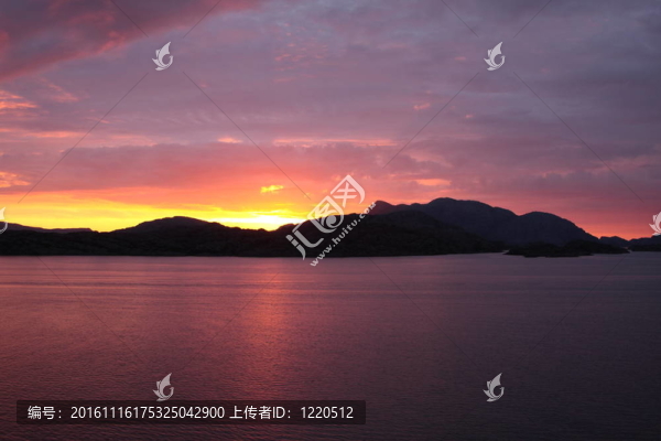 從挪威海岸的一艘船上看日落