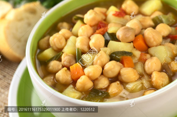 胡蘿卜素的鷹嘴豆湯；土豆；洋蔥和韭菜（選擇性焦點(diǎn)；焦點(diǎn)三分之一入碗中）