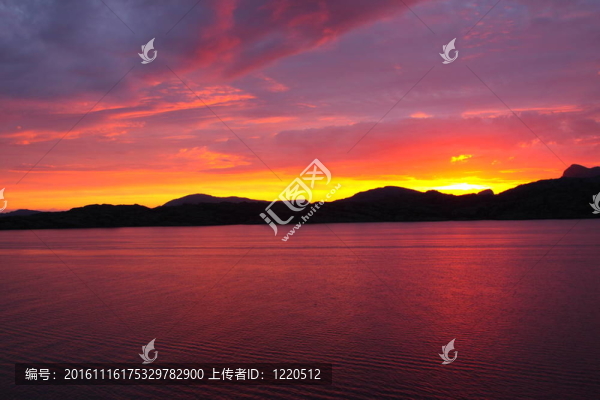 從挪威海岸的一艘船上看日落