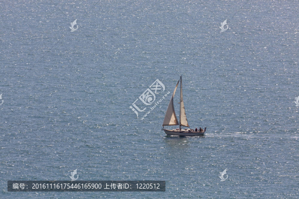 游艇接近比奇角的海岸線