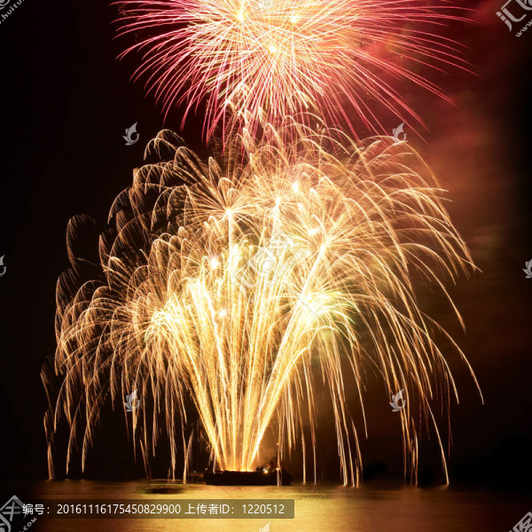 煙花爆竹；敬禮