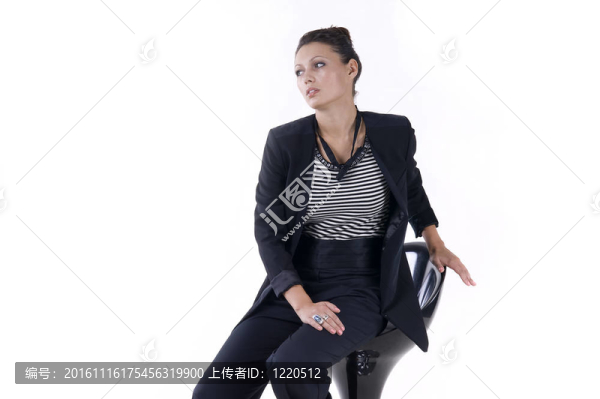 漂亮的女孩坐在酒吧的凳子上
