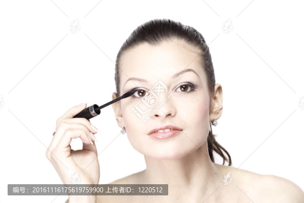 漂亮的年輕女子使用睫毛膏睫毛膏肖像