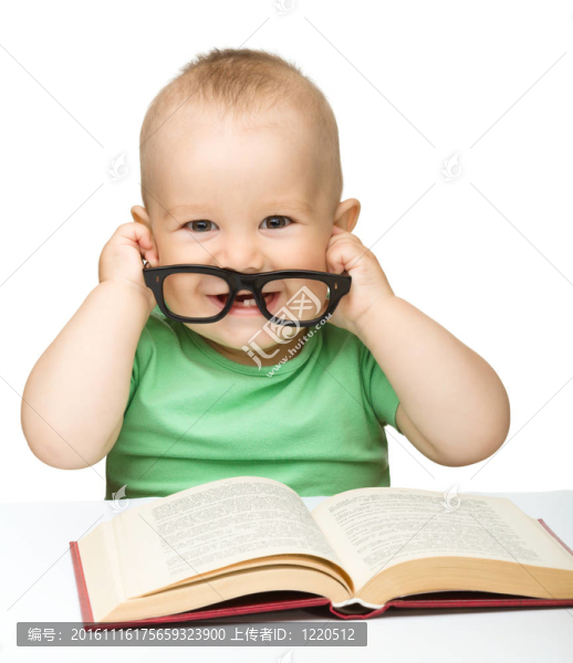 小孩子玩書和眼鏡