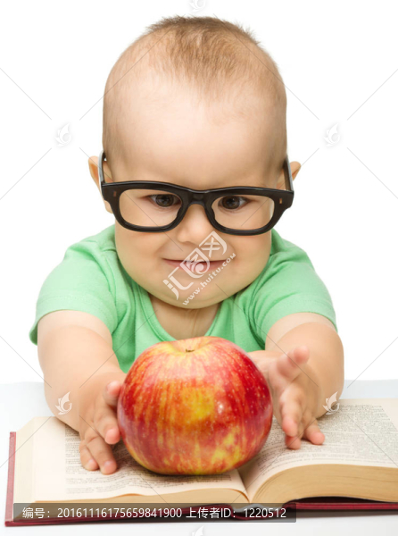小孩子正在玩紅蘋果