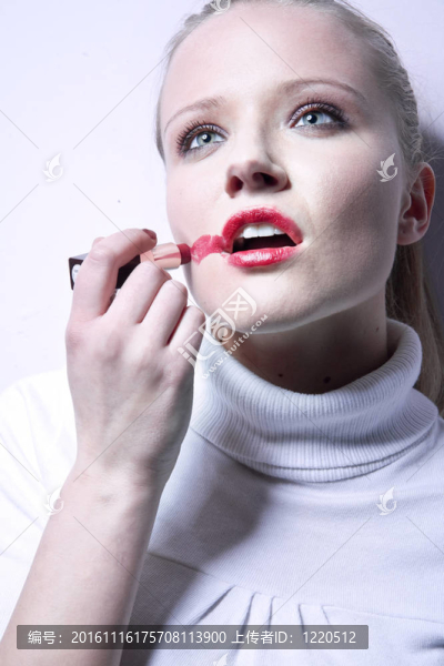漂亮的年輕女人用口紅
