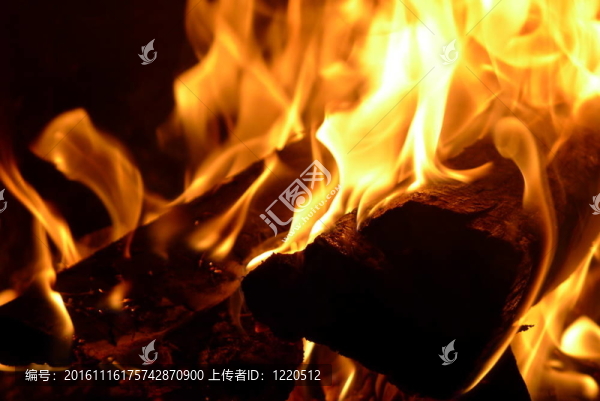 燃燒的柴堆