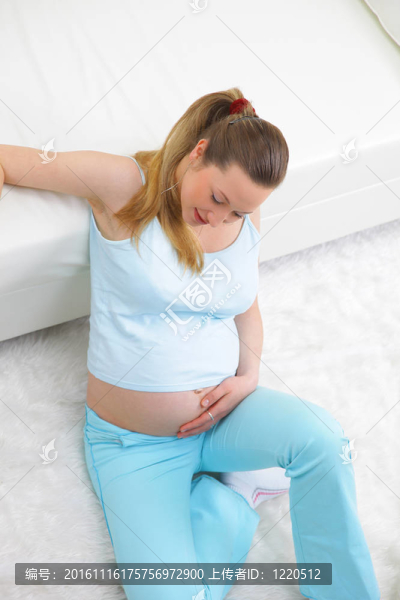 一個(gè)漂亮的孕婦的肖像