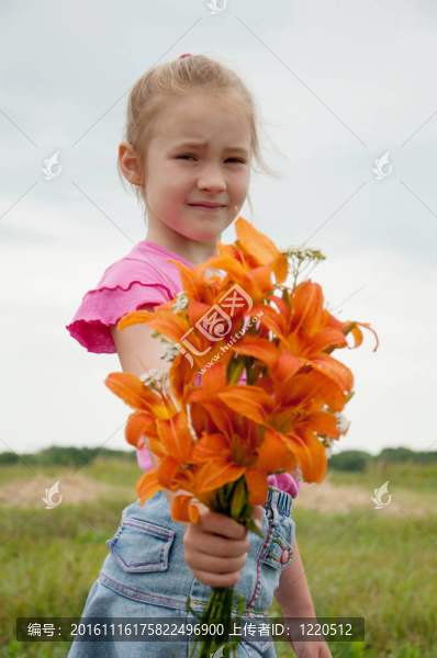有一束橙色百合花的女孩