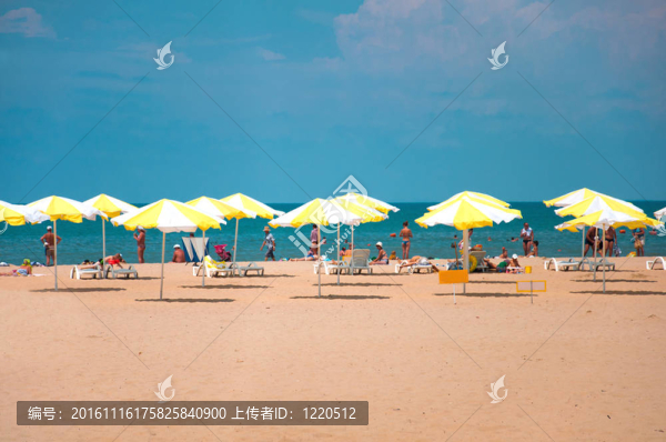 海邊的陽(yáng)傘沙灘