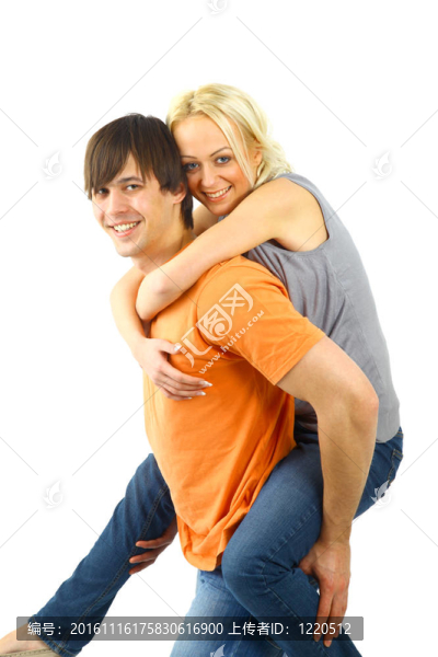 快樂的年輕女性喜歡背著男友靠在白色的