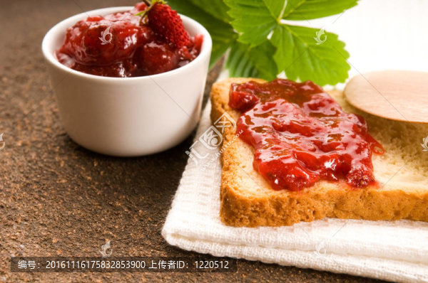 野生草莓果醬配烤面包片