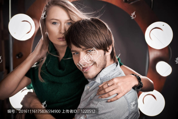 拍攝一對充滿激情的情侶。