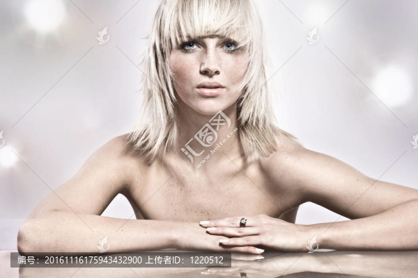美麗的金發(fā)女郎的驚人肖像