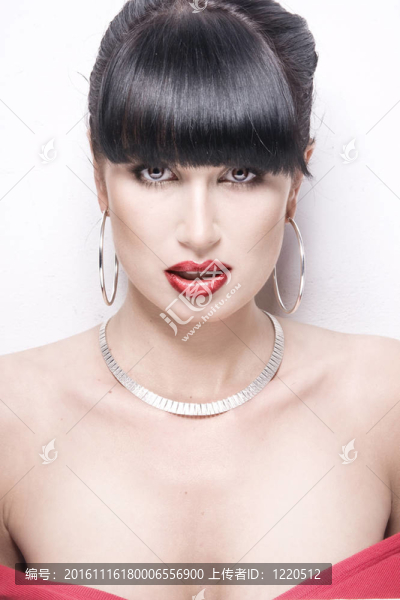 時尚女人光背景的珠寶