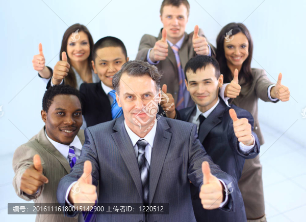 企業(yè)認(rèn)可-自信的年輕同事的肖像豎起大拇指標(biāo)志