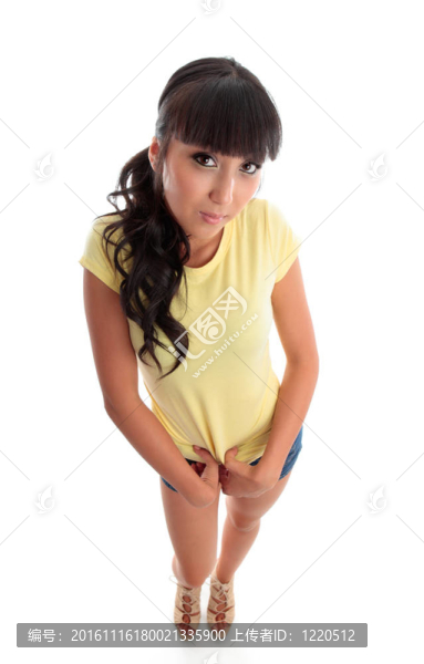 年輕漂亮的女人站著仰視