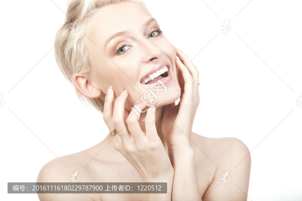 美麗的年輕的微笑的女人。白色背景隔離