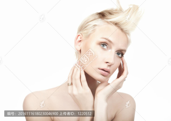 白色背景下美麗女性模特的肖像