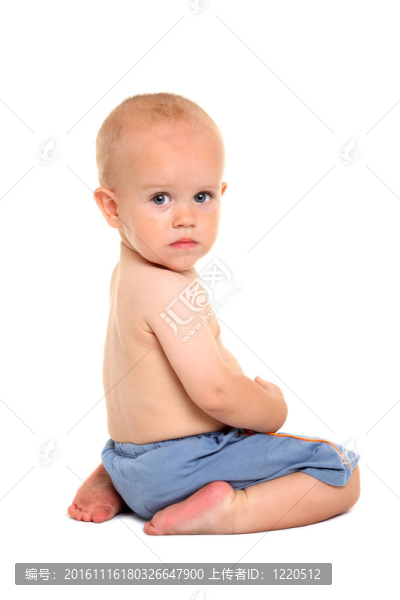 穿藍(lán)色短褲的嬰兒；坐在膝蓋上