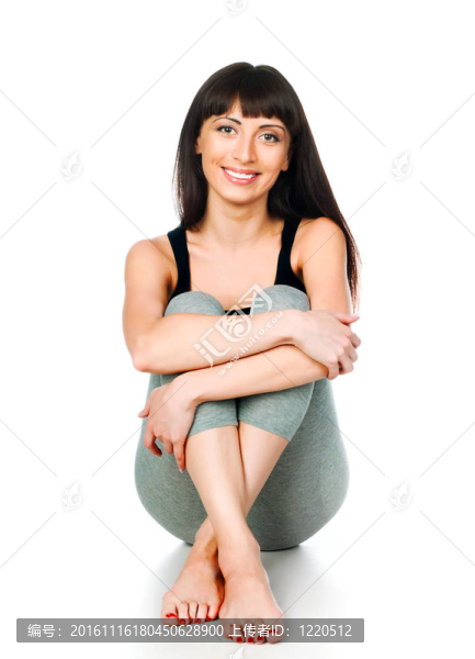 地板上的年輕美麗的女人