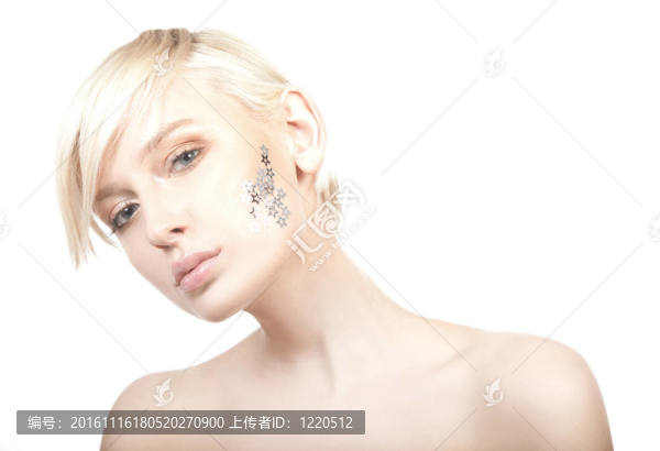 一位年輕女性在白色背景下的平靜美畫像