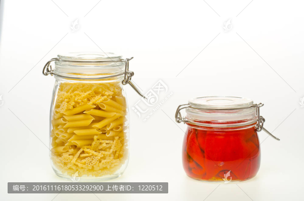 面食和辣椒罐頭容器