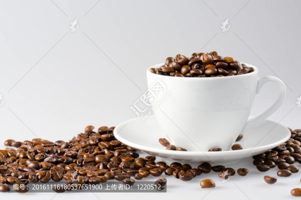 有白杯的咖啡豆