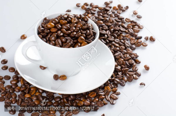有白杯的咖啡豆