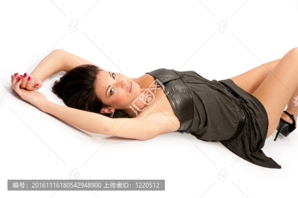 躺在地板上的女人