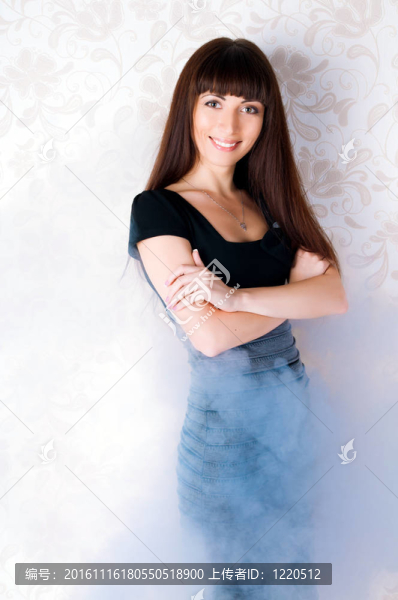 可愛的小女孩靠墻