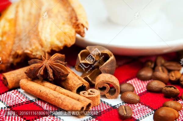 面包；咖啡和肉桂