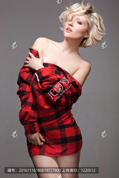 穿紅襯衫的年輕漂亮女人