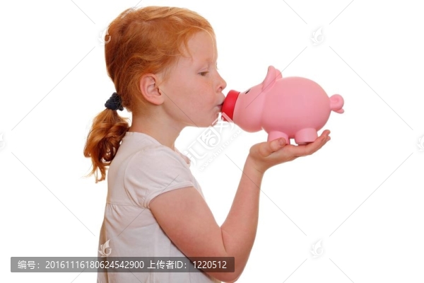 女孩吻一個小豬銀行