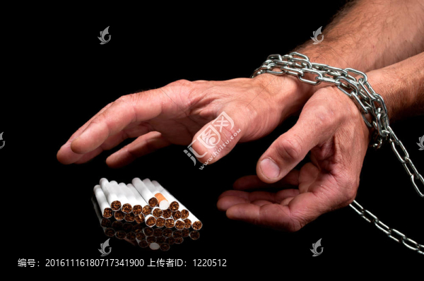 男子手上帶香煙