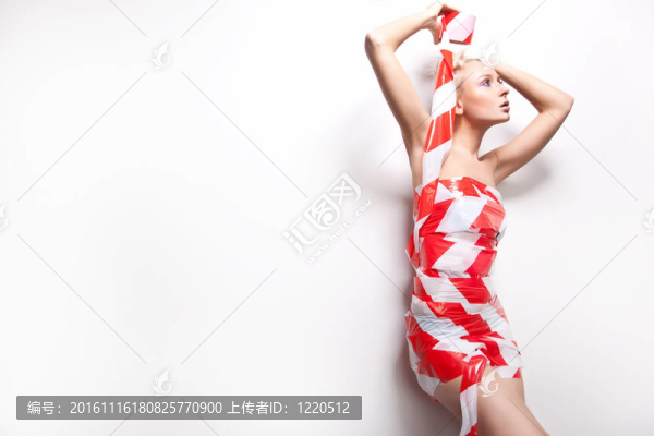 美麗的金發(fā)女郎裹在警示膠帶