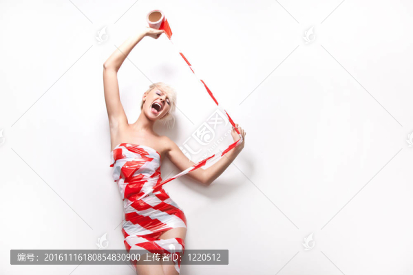 尖叫的年輕美貌被警告帶包裹