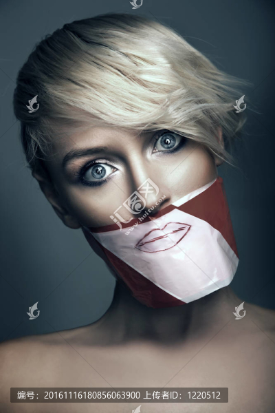 概念照片的女人與嘴包扎