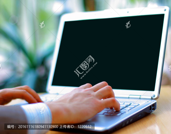 辦公室里的現(xiàn)代筆記本電腦打字