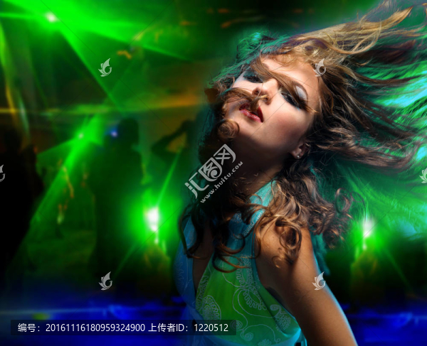 美麗的年輕女子在夜總會跳舞