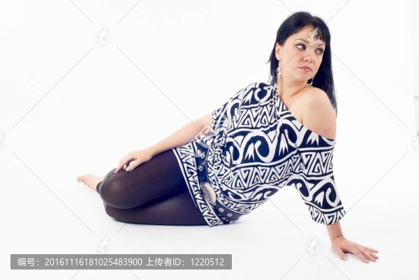 年輕的黑發(fā)女人