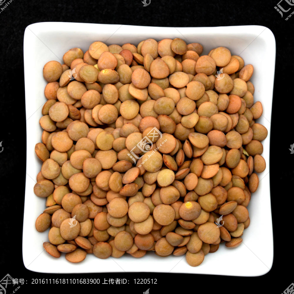 在一個(gè)白色的碗扁豆孤立在黑